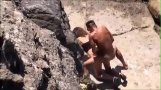Flagra de sexo na praia de nudismo