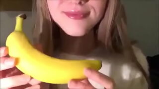 Gostosa chupando banana