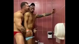 Sexo gay no banheiro