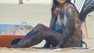 Tattoo feminina praia