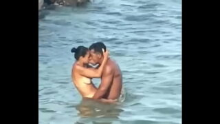Casal transando na praia de nudismo