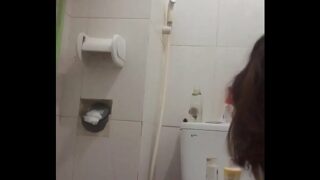 Filmando a irmã tomando banho