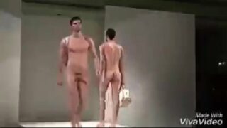 Homens malhados nus