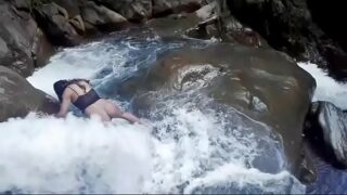 Morena na cachoeira