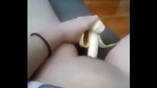 Mulher enfiando banana no cu