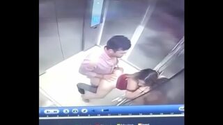 Mulher transando no elevador
