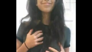 Vídeo de mulher mostrando o peito