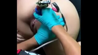 Anita tatuando anus
