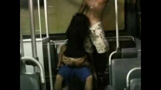 Homem se masturbando no ônibus