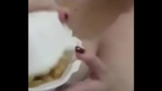 Mulher comendo hamburguer