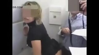 Novinha dando o cu no banheiro