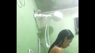 Novinha flagrada no banho