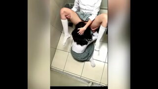 Sexo oral no banheiro