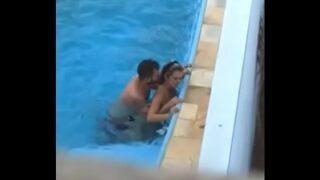 Novinhas dando na piscina