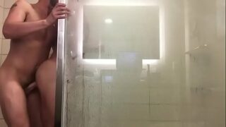 Fudendo no chuveiro gay