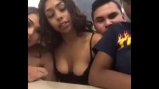 Novinhas doidas mostrando os peitos no McDonald’s