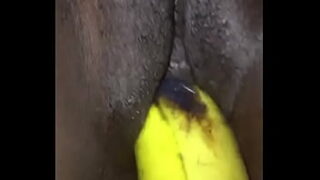 Mulher com banana no