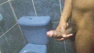 Negao da pirocona batendo punheta