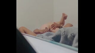 Safada gozando com o pau arrombando tudo na buceta apertadinha
