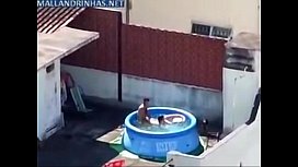 Casal flagrado fazendo sexo na piscina