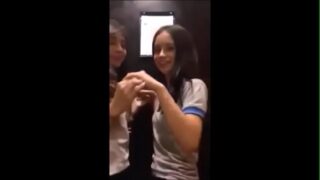 Vídeo amador com duas estudantes lesbicas se pegando